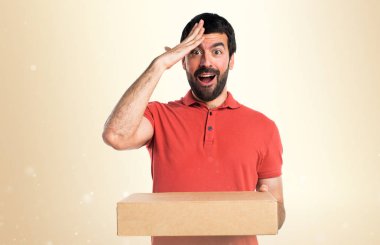 Yakışıklı adam holding kutuları