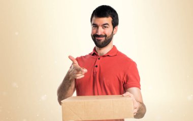 Yakışıklı adam holding kutuları