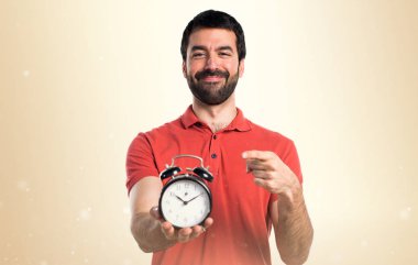 Yakışıklı adam Vintage saat tutan