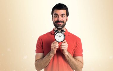 Yakışıklı adam Vintage saat tutan