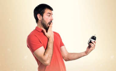 Yakışıklı adam Vintage saat tutan