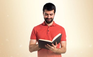 yakışıklı adam kitap okumak