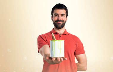 Yakışıklı adam bir boya pot holding