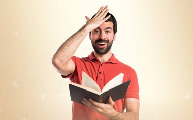 yakışıklı adam kitap okumak