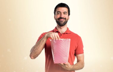 Yakışıklı adam yeme popcorns