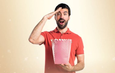 Yakışıklı adam yeme popcorns