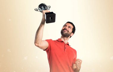 Yakışıklı adam bir kupa holding