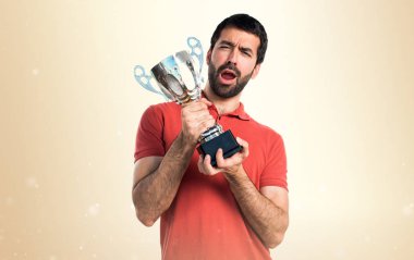 Yakışıklı adam bir kupa holding