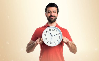 Yakışıklı adam tutarak saat