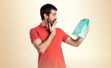 yakışıklı adam alışveriş çantası