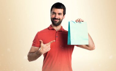 yakışıklı adam alışveriş çantası