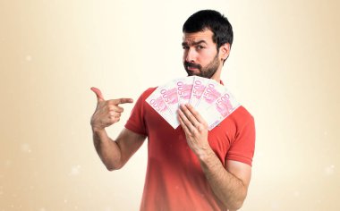 Yakışıklı adam bir sürü para alarak