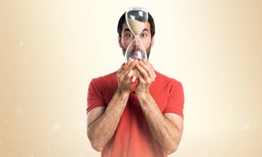 Yakışıklı adam bir vintage kum saati holding