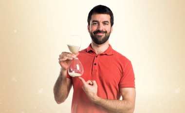 Yakışıklı adam bir vintage kum saati holding