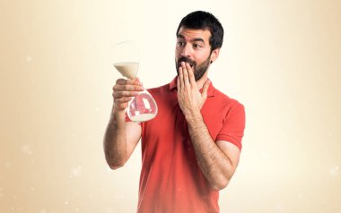 Yakışıklı adam bir vintage kum saati holding