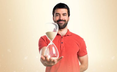 Yakışıklı adam bir vintage kum saati holding