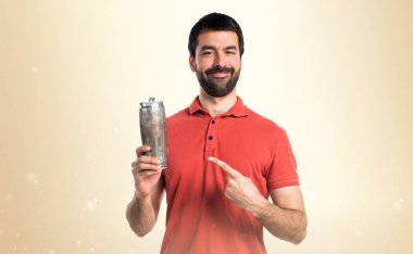 Sarhoş kişi bira içmek