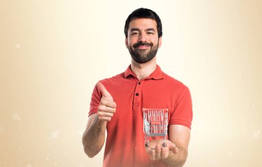 Yakışıklı adam başparmak ile bir süpermarket arabası oyuncak gidiyor