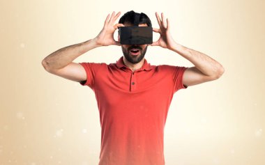 Şaşırmış adam VR gözlük kullanma