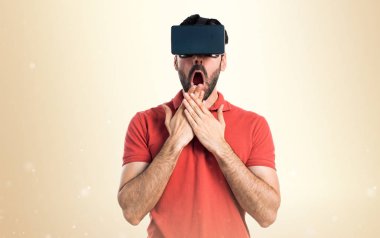Şaşırmış adam VR gözlük kullanma