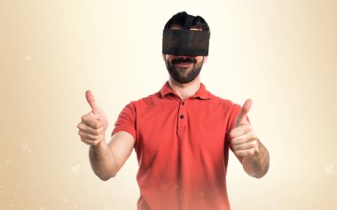 VR gözlük kullanan yakışıklı adam