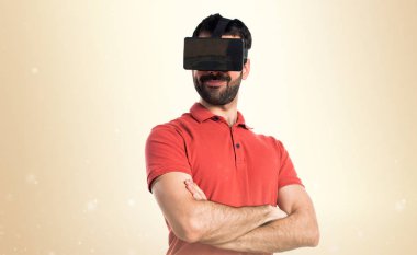 VR gözlük kullanan yakışıklı adam