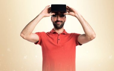 VR gözlük kullanan yakışıklı adam