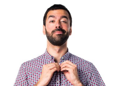 Beyaz arka plan üzerinde esmer genç adam