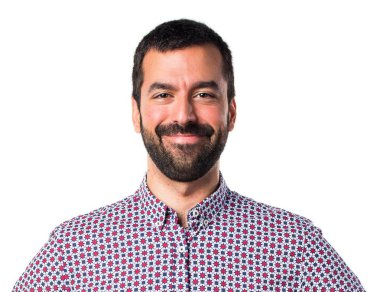 Beyaz arka plan üzerinde esmer genç adam