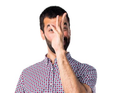 Bir şaka yapan yakışıklı erkek