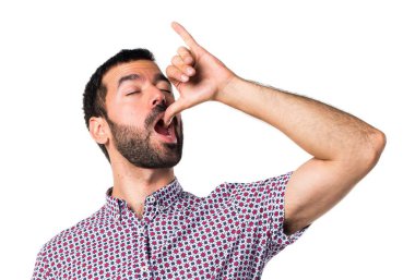 Sarhoş bir jest yapan yakışıklı erkek