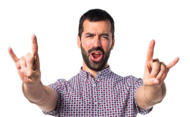 Yakışıklı adam boynuz jest yapma