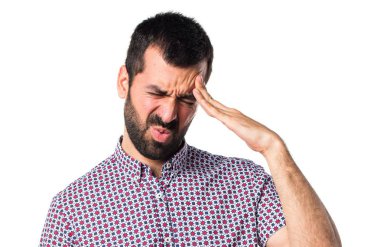 Beyaz arka plan üzerinde esmer genç adam