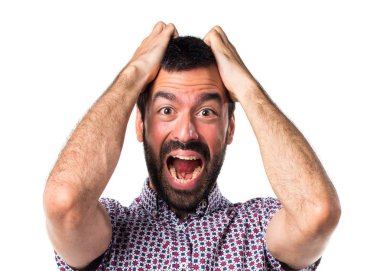 Beyaz arka plan üzerinde esmer genç adam