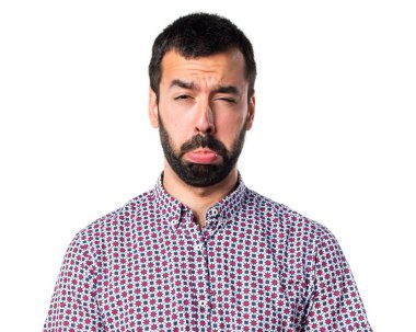 Beyaz arka plan üzerinde esmer genç adam