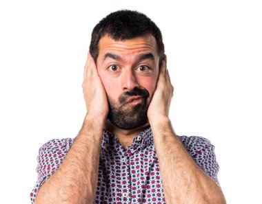 yakışıklı bir adam kulaklarını kapsayan