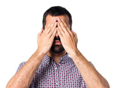 Yakışıklı adam gözlerini kapsayan