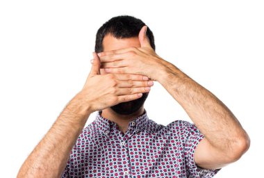 Yakışıklı adam yüzünü kapsayan