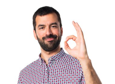 Yakışıklı adam ok işareti yapmak