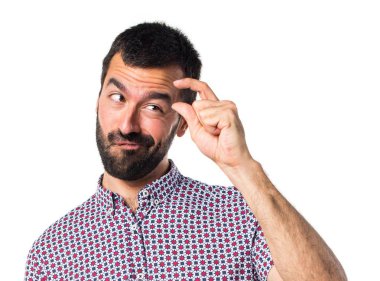 Küçük işareti yapan yakışıklı erkek