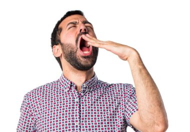 Beyaz arka plan üzerinde esmer genç adam