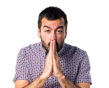 Beyaz arka plan üzerinde esmer genç adam