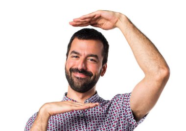 Yakışıklı adam bir şey tutan