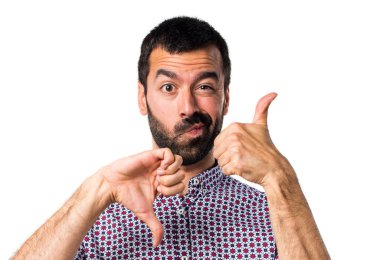 Yakışıklı adam iyi-kötü işaret yapma