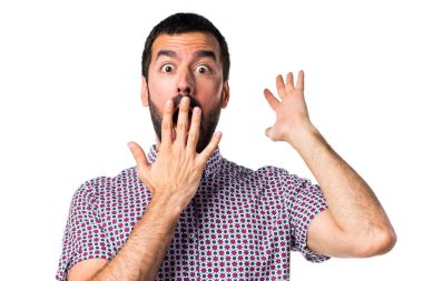 Sürpriz bir jest yapan yakışıklı erkek