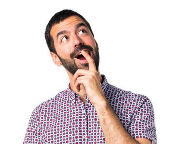 Sürpriz bir jest yapan yakışıklı erkek