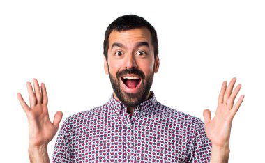 Beyaz arka plan üzerinde esmer genç adam