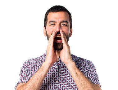 Beyaz arka plan üzerinde esmer genç adam