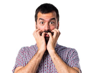 Beyaz arka plan üzerinde esmer genç adam