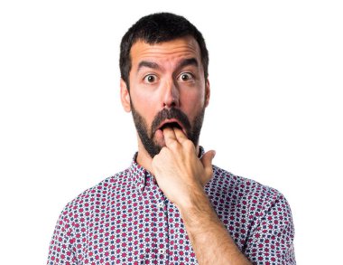 Kusma jest yapan yakışıklı erkek